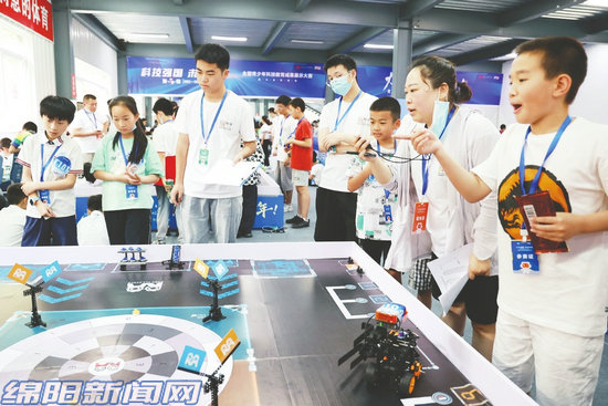 易倍第三届天下青少年科技教诲功效展现大赛四川省地区赛在绵进行(图3)